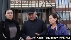 Солдан оңға қарай: ауруханада қайтыс болған Ринат Малыбековтің әйелі Айнұр Есімбекова, ағасы Серікжан Малыбеков, жеңгесі Шолпан Ертаева полиция бөлімінің алдында тұр. Алматы, 1 наурыз 2016 жыл.