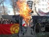 A protest against the HIPC program in Bishkek earlier this month (RFE/RL)