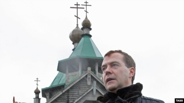 President Dmitry Medvedev (right) speaks with Sakhalin Oblast Governor Aleksandr Khoroshavin on Kunashir today.