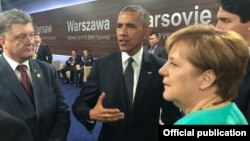 Петр Порошенко, Барак Обама и Ангела Меркель во время саммита НАТО в Варшаве, 8 июля 2016 года.
