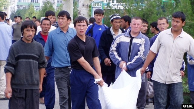 Andijon residents carrying dead bodies after the 2005 violence