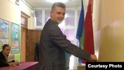 Заместитель председателя движения «За свободу» Юрий Губаревич бросает в урну бюллетень. Минск, 11 сентября 2016 года.