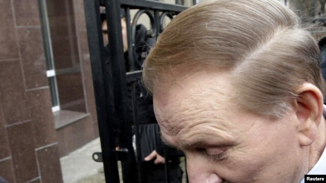 Former President Leonid Kuchma arrives at the Prosecutor-General's Office in Kyiv on March 24.