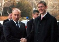 Russian President Putin (left) with Hungarian Prime Minister Ferenc Gyurcsany in front of the Parliament building in Budapest today (epa)