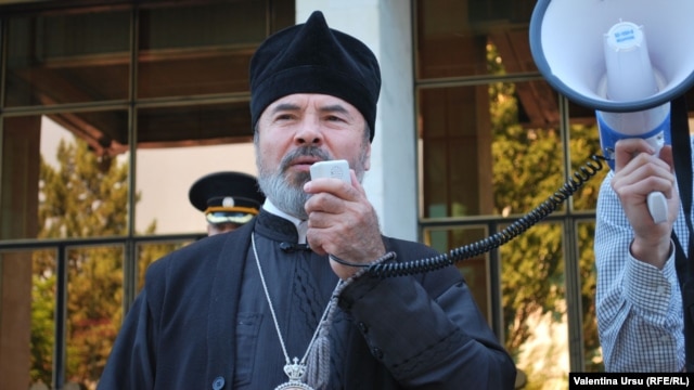 Episcopul Marchel, la un protest împotriva legii nediscriminării, în faţa Parlamentului