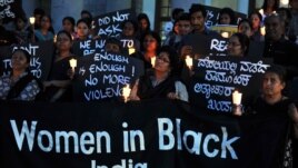 Gratë në të Zeza në Indi protestojnë kundër rastit të dhunimit në Nju Delhi