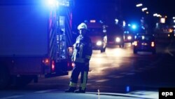 Пожарный перекрывает дорогу в Вюрцберге, Германия, 18 июля 2016 года.