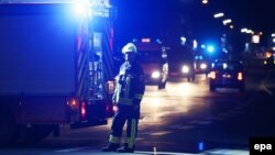 Өрт сөндіруші Вюрцбургтің жолын жауып тұр. Германия, 18 шілде 2016 жыл.