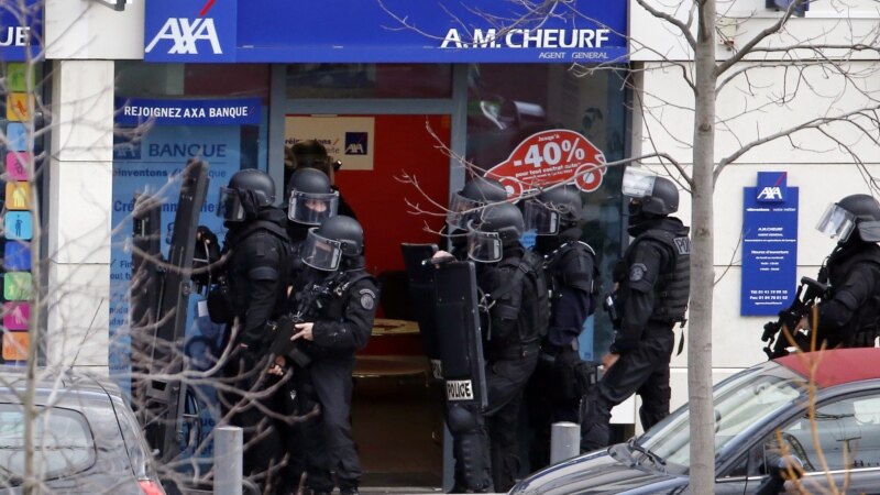 На почте вблизи Парижа захвачены заложники