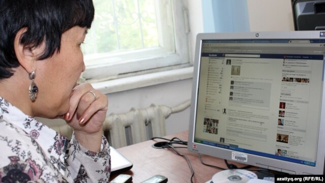 Қазақстан тұрғыны Facebook әлеуметтік желісін қарап отыр. Алматы, 23 сәуір 2012 жыл.