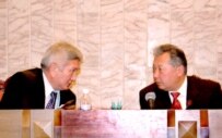 Kyrgyz Premier Kulov (left) and President Bakiev on 14 February (RFE/RL)