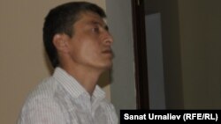 Берик Тлеулеев, бывший начальник местной полицейской службы Абайского отдела полиции Уральска перед началом суда. 21 июля 2016 года.