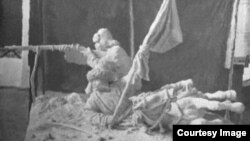 Лебедевтің «1916 жылғы көтерілісшілер» мүсінінің жаңғыртпасы.