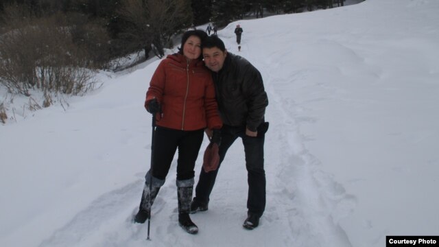 Беженец из Крыма Рефат Абибуллаев с супругой в горах рядом с Алматы. 2015 год. Фото из личного архива.