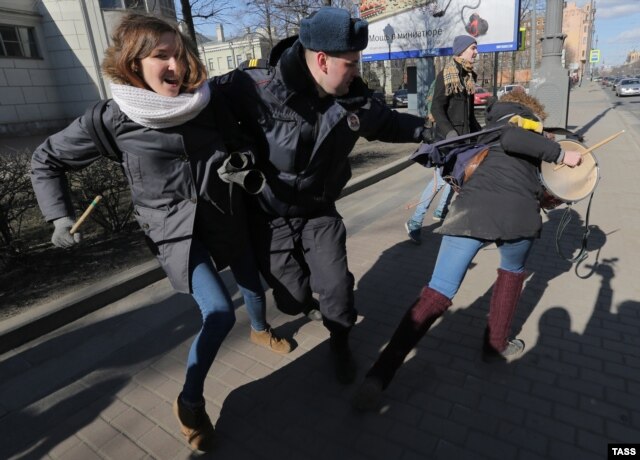 Російська поліція затримує антифашистів, які вийшли на протест проти форуму неонацистів у Санкт-Петербурзі, 22 березня 2015 року