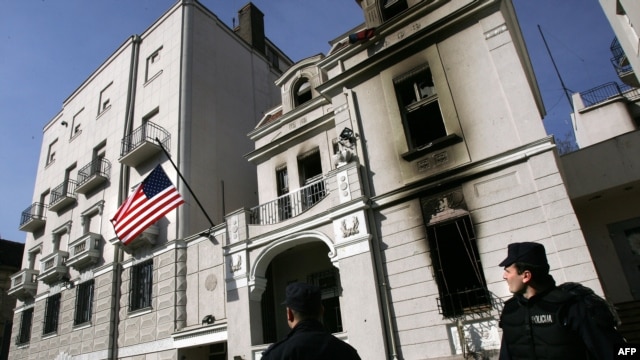 Zapaljena zgrada Američke ambasade u protestima nakon proglašenja nezavisnosti Kosova, Beograd, februar 2008.