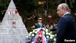 Ресей президенті Владимир Путин ресейлік әскерилерге ашылған ескерткіш алдында тұр. Словения, 30 шілде 2016 жыл.