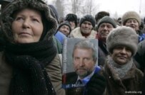United opposition candidate Alyaksandr Milinkevich campaigning in Hrodna, western Belarus on March 4 (RFE/RL)