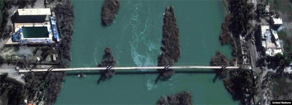 Almuallq Bridge, Deir Ez-Zor 2013-2014 The suspension bridge, which was built in the 1920s and spanned the Euphrates River, was destroyed in the fighting.