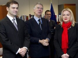 Posrednik u dijalogu Robert Kuper sa pregovaračima Beograda i Prištine, Borisom Stefanovićem i Editom Tahiri, Brisel, novembar 2011.