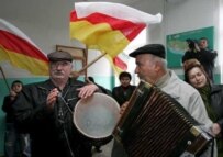 Men playing music at polling place in Tskhinvali on November 12 (epa)