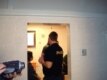 Чех полициясының  қызметкері босқындар лагеріне қабылдау үшін құжаттарды рәсімдеуде