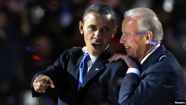 Președintele Barack Obama și vicpreședintele Joe Biden după discursul  victoriei rostit la Chicago în 7 noiembrie 2012.