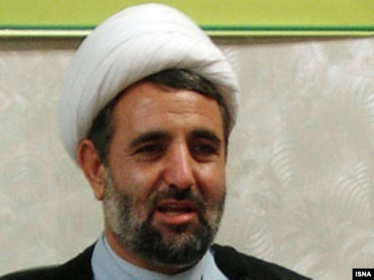مجتبى ذوالنور روز دوشنبه از موضع موسسه تنظیم و نشر آثار رهبر پیشین جمهورى اسلامى در باره نشان دادن تصویرى پاره شده از وى در سیماى جمهورى اسلامى به شدت انتقاد کرد.
