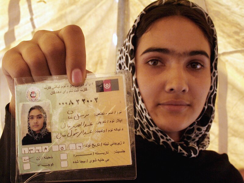 کارت شرکت در انتخابات در دستان دختر افغان (معلوم نیست که او چند تا از این کارت ها دارد؟!)