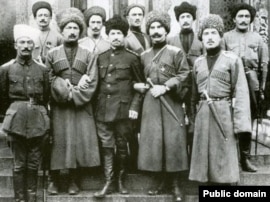 Карачаевцы из 'Дикой дивизии' с генералом Корниловым