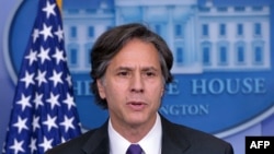 Deputy National Security Advisor Tony Blinken has said Washington should reexamine its policy of not providing lethal aid to Ukraine.