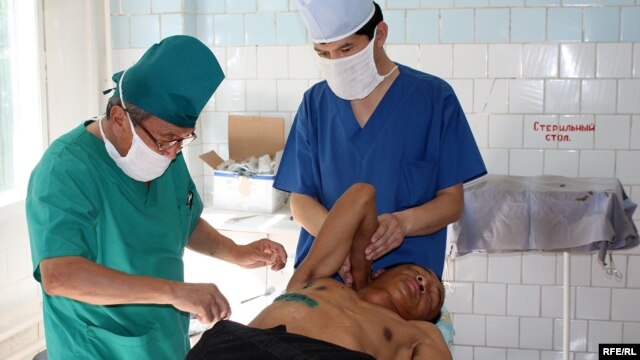Doctors treat a victim of the ethnic violence in Osh in June 2010.