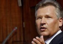 Polish President Kwasniewski (in file photo) is taking a tough line over the Polish minority in Belarus