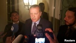 Президент Турции Реджеп Эрдоган дает интервью журналистам в города Измир. 15 июля 2016 года.
