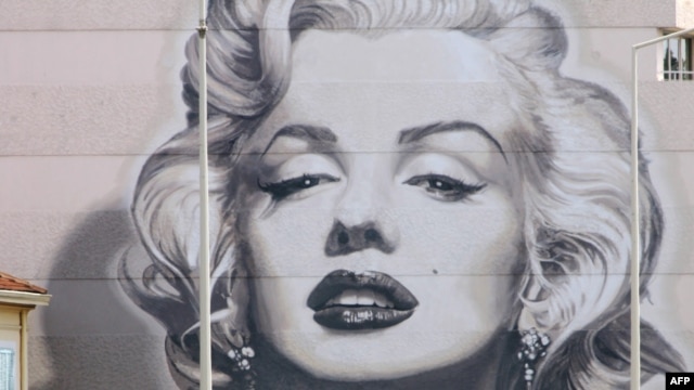 France -- People drive past a giant picture of Marylin Monroe,  two days ahead of the Cannes film festival in Cannes, 15May2006