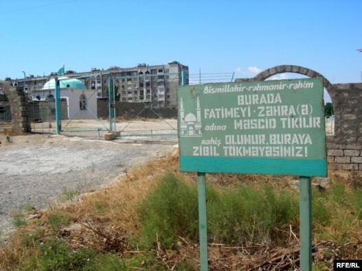 «Fatimeyi-Zəhra» məscidinin qapısında polis keşik çəkir