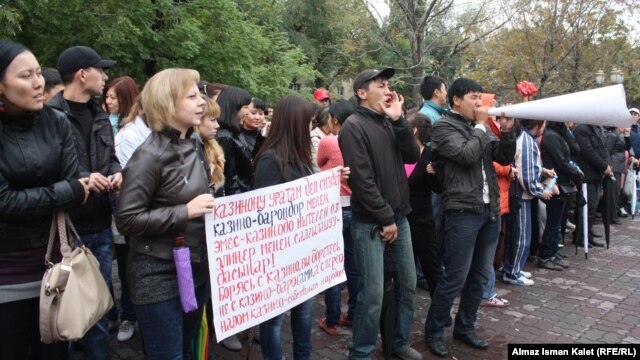Casino employees picketed the planned legislation to shut down gambling facilities in September.