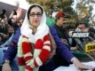 او روز پنج شنبه، در یک راهپیمایی تبلیغاتی سخنرانی کرد و ساعتی بعد از همین لحظه که در عکس رو به رو ثبت شده، بر اثر تیراندازی و انفجاری انتحاری کشته شد.