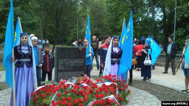 Траурное собрание крымских татар 18 мая в привокзалном сквере