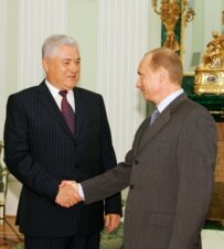 Moldovan President Vladimir Voronin with his Russian counterpart, Vladimir Putin, on August 8 (ITAR-TASS)