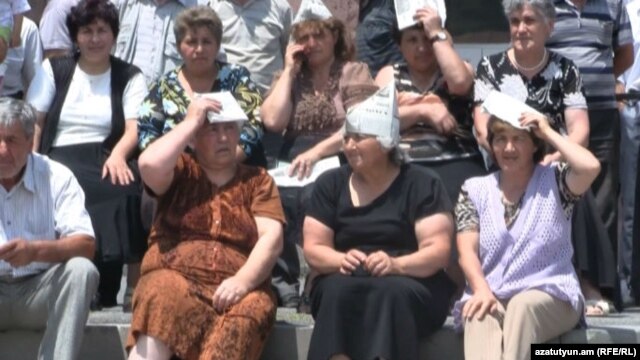 Armenia -- Street traders hold a sit-in in Charentsavan, 20Jul2012.