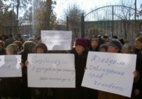 Protesters in Osh on December 11 calling for Orozbaev to be released (RFE/RL)