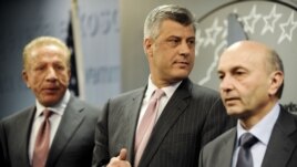 Hashim Thaçi (në mes), Behgjet Pacolli (majtas) dhe Isa Mustafa (djathtas) pas marrëveshjes së arritur për presidenten e vendit më 6 prill 2011.
