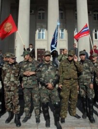 Police guard the main government building in Bishkek on November 7 (RFE/RL)
