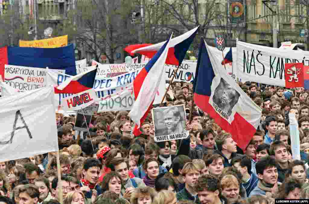 Huge crowds continued to gather after the communists backed down and agreed to free elections. At this protest, on Wenceslas Square on December 19, 1989, a banner reads "Havel na Hrad" (Havel to the Castle), a popular slogan of the time in support of Havel becoming president. 