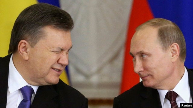 Украинаның сол кездегі президенті Виктор Янукович (сол жақта) Ресей президенті Владимир Путинмен сөйлесіп отыр. Мәскеу, 17 желтоқсан 2013 жыл.