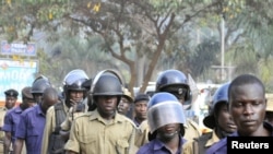 Ugandan policemen arrive at the scene of the July 11 bomb blast in Kampala