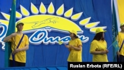 "Нұр Отан" партиясының "формасын" киген жастар партияның жеңісін тойлауға алдын ала дайындық жиынында жүр. Астана, 21 наурыз 2016 жыл.