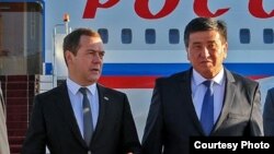 Премьер-министр России Дмитрий Медведев (слева) и премьер-министр Кыргызстана Сооронбай Жээнбеков. Бишкек, 6 июня 2016 года.
