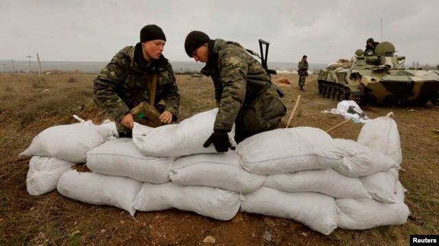 Ukrainian soldiers fortify a position with sandbags at a Ukrainian Army military camp set up close to the Russian border in east Ukraine on March 20.